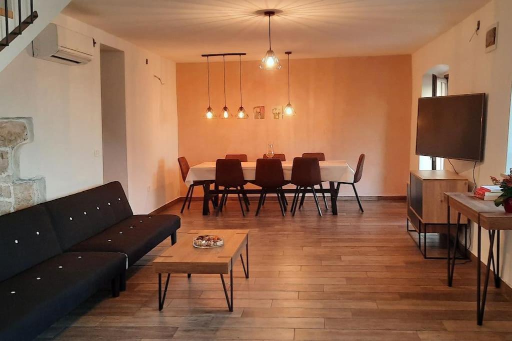 Holiday Home For 8 People, Pool + Sea View Vilanija Kültér fotó